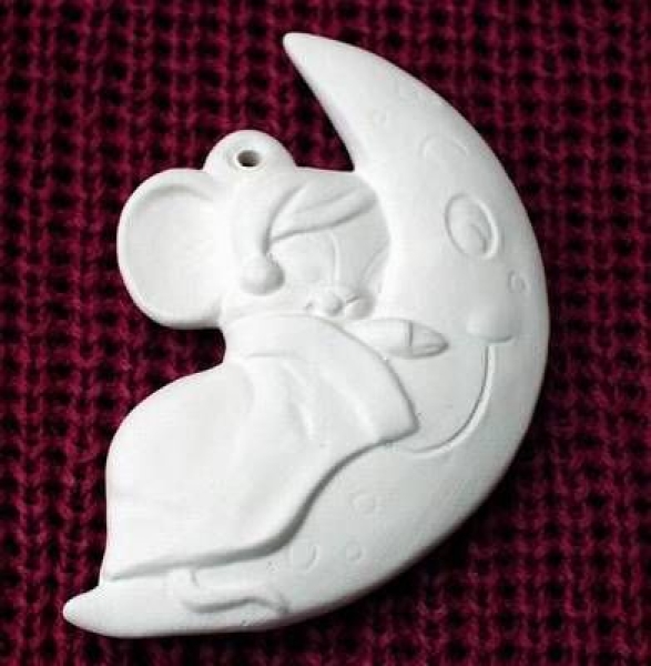Maus in Mondsichel – Ornament – Hänger – 9,2 cm – Design auf Vorder-​ und Rückseite - Schrühware