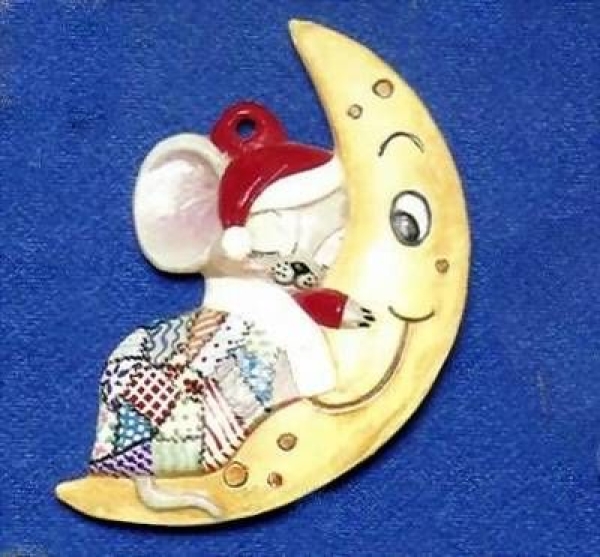 Maus in Mondsichel – Ornament – Hänger – 9,2 cm – Design auf Vorder-​ und Rückseite - Schrühware