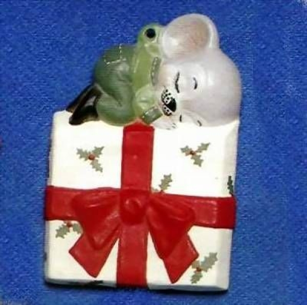 ALBERTAS–Gießform – neu – Maus auf Päckchen – Ornament – Hänger – 9,2 cm – Design auf Vorder-​ und Rückseite