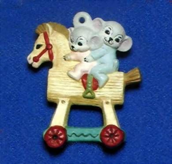ALBERTAS–Gießform – neu – Maus auf Schaukelpferd - Ornament – Hänger – 9,2 cm – Design auf Vorder-​ und Rückseite