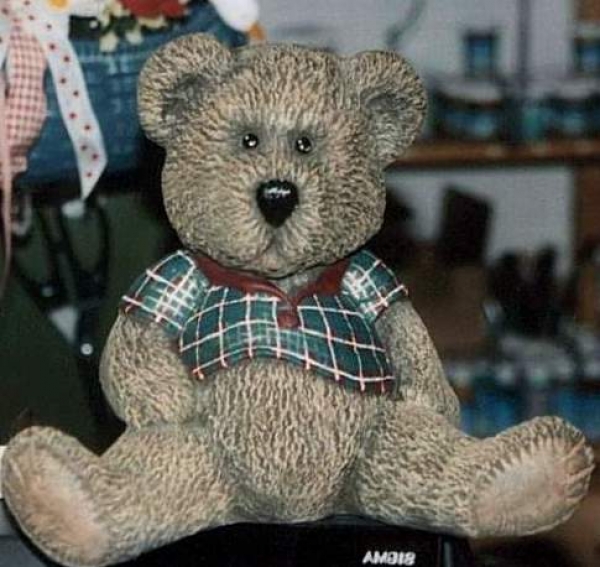 Teddy mit T-Shirt - sitzend – 22,5 cm hoch  - Schrühware