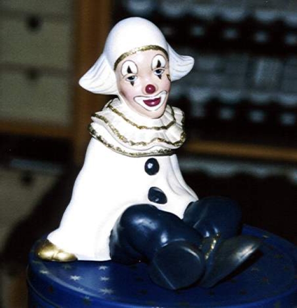 Clown – sitzend – auch für Buchstütze S-1014– 17,5 cm hoch – Schrühware