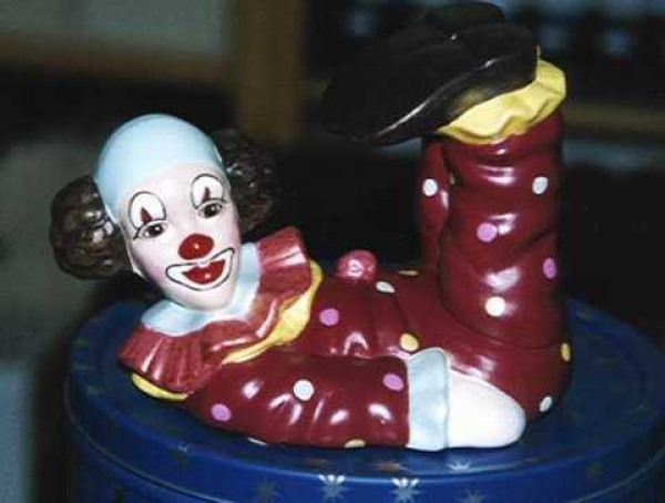 Clowns im 2er-Set – sitzend und liegend – auch als Buchstützen – je 17,5 cm – Schrühware