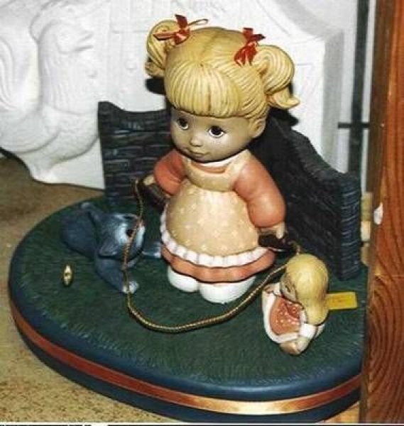 Spieluhr mit Springseil-Mädchen 17,5 cm hoch - auf Grasbasis 28 cm breit - mit Zaun 20 cm breit - Katze und Puppe - Schrühware