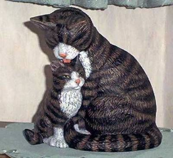 Große Katze mit Jungem – Schrühware