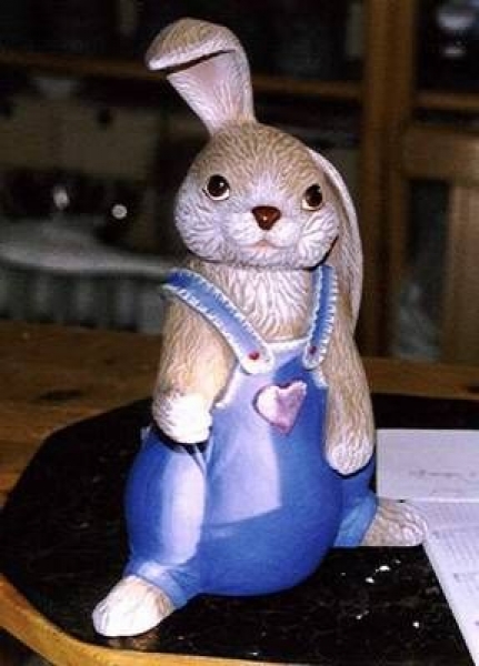 Hase mit Spielhose - 28 cm hoch - Schrühware