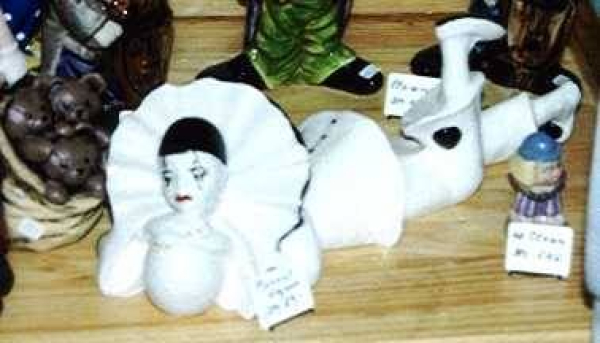 Pierrot – liegend – 29 cm lang - Schrühware