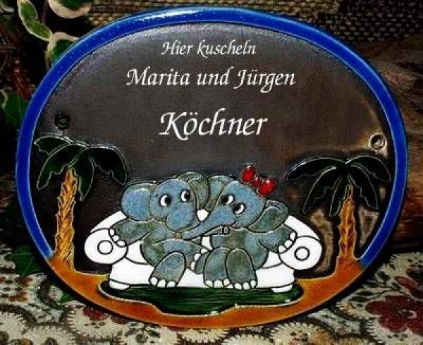 Keramik-Türschild – Elefantenpaar auf Sofa – 19 x 14,5 cm – Schriftfeld braun – Handarbeit