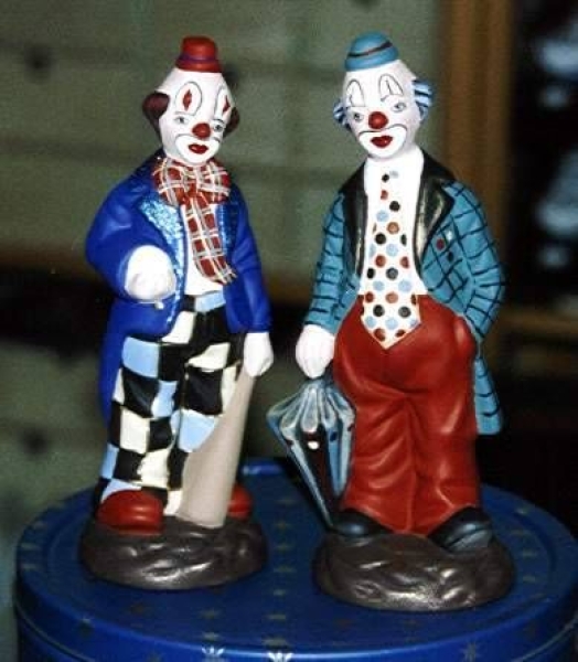 Clowns im 2er-Set - mit Keule und Schirm – je 19 cm hoch – Schrühware