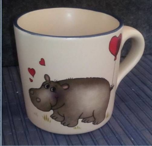 Keramik-Tasse  - Becher mit Wunschtext – Motiv: 1 x großes Nilpferd mit Herz