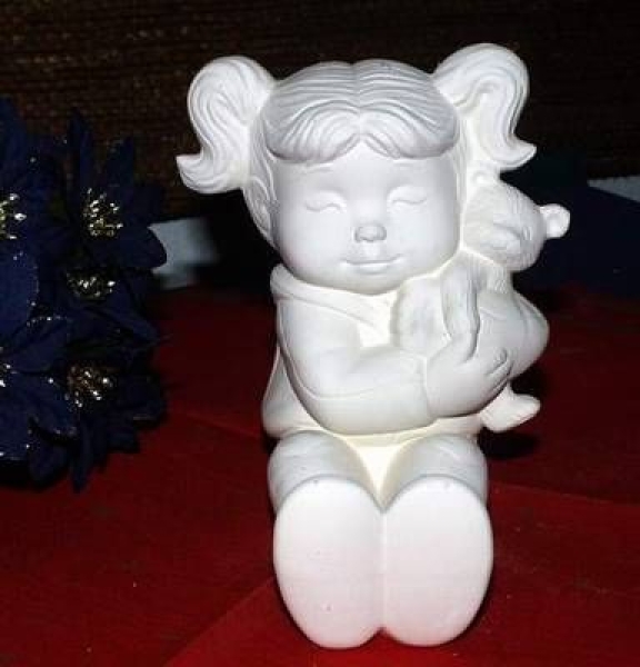 sitzendes Mädchen mit Teddy – 14 cm lang - Schrühware