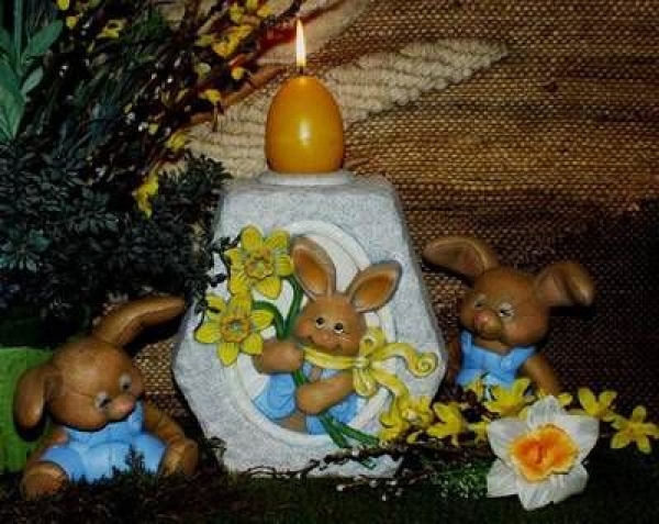 Mittler Kerzenhalter - 26 cm hoch - und zwei passende Osterhasen - je 12,5 cm hoch - mit Teelicht-Einsatz - Schrühware