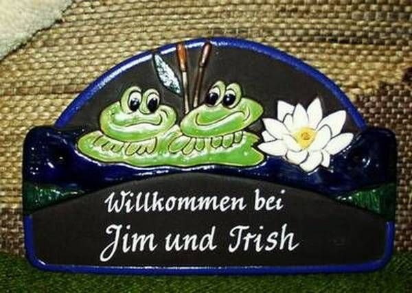 Keramik-Türschild – Froschpaar mit Seerose – 20,8 x 13 cm – Schriftfeld dunkelbraun – Handarbeit