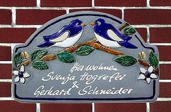 Keramik-Türschild – Taubenpaar – 21 x 13 cm – Schriftfeld blaugrau – Handarbeit