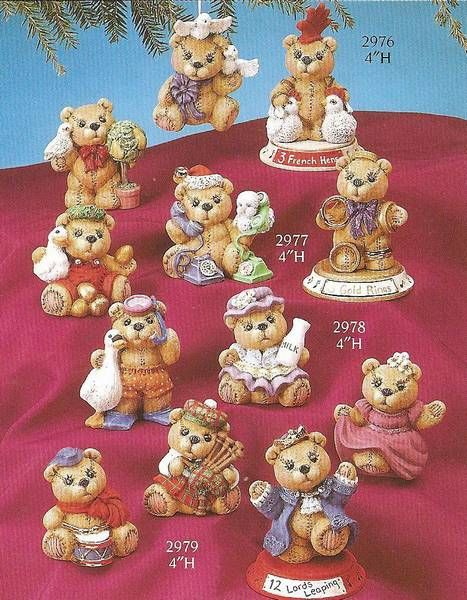 Weihnachtsbär – mit Tauben – Tag 2 -  (ohne Basis) – ca. 10 cm hoch – Schrühware