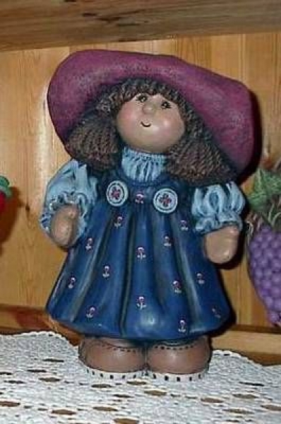 Button Buddy - Mädchen mit großem Hut – 28 cm hoch – Schrühware
