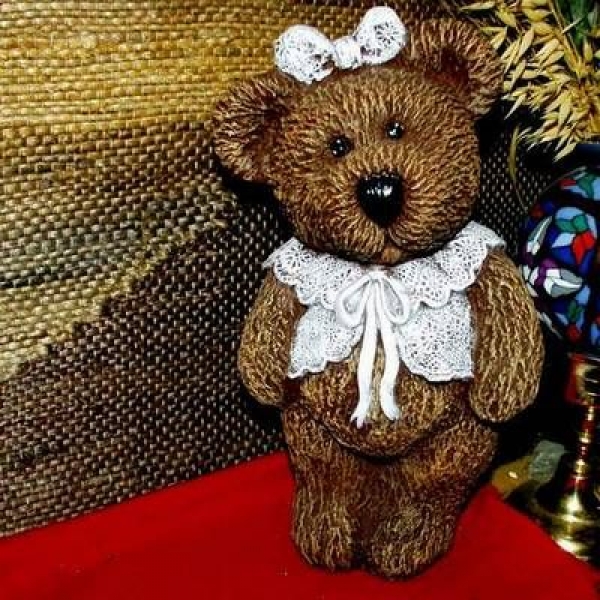 Teddy mit Spitzenbolero – 28 cm hoch – Schrühware