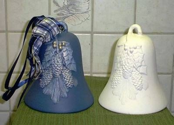 Glocke  mit Zapfenmotiv – groß – 16 cm hoch – Schrühware