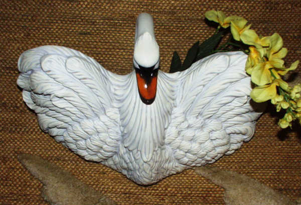 Schwan für die Wand – mit Pflanzbehälter – 38 x 27 cm – ohne Blumendeko – Handarbeit aus Keramik – Unikat