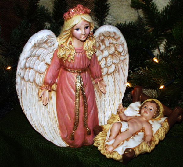 Großer kniender GARE-Engel mit Jesuskind in der Krippe – 42 cm hoch – Krippe 25 cm lang - Handarbeit aus Keramik – liebevoll und detailreich bemalt – Unikat