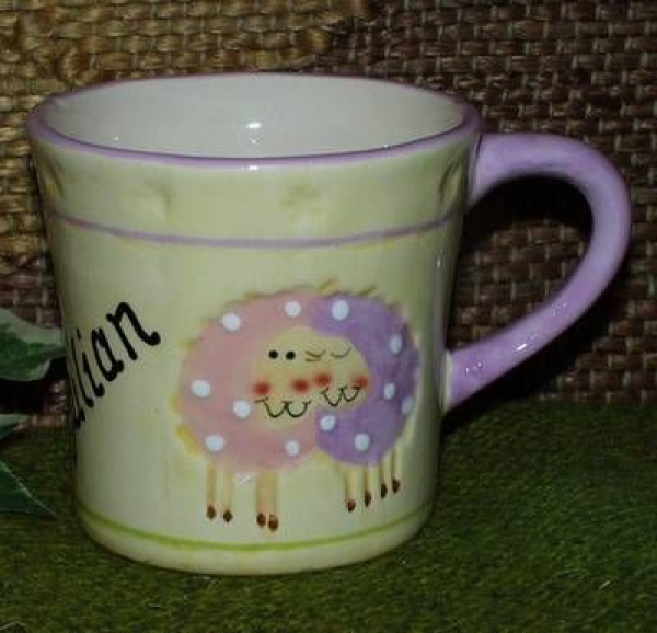 Keramik-Tasse  - Becher mit Wunschname – Motiv: Kuschelschafe - Sonderangebot