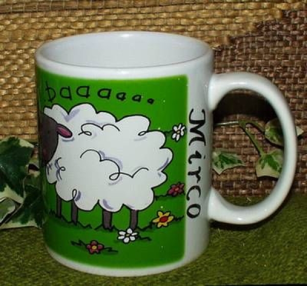 Keramik-Tasse - Becher mit Wunschname – Rundum-Motiv - Schafe