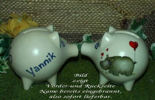 Sparschwein mit Stopfen – 10 x 8,5 x 8,5 cm - Nilpferdmotiv – fester Name: Yannik