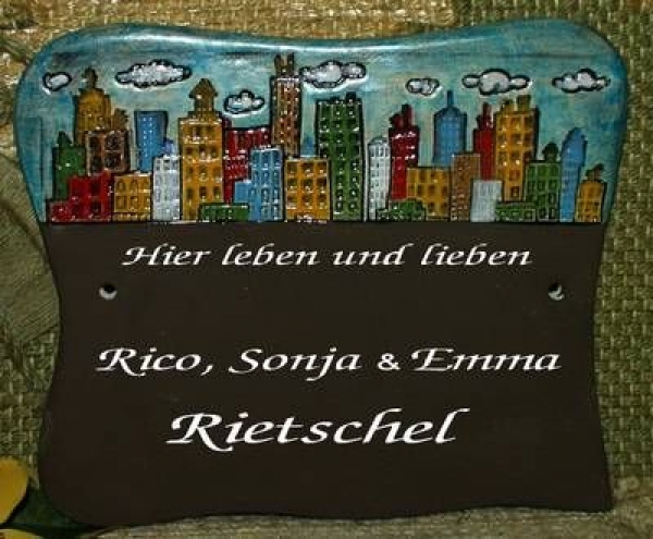 Keramik-Türschild – Skyline – 17 x 14 cm – Schriftfeld dunkelbraun – Handarbeit – Unikat