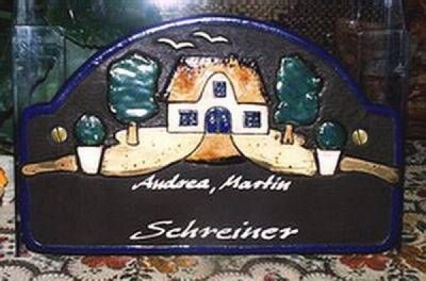 Keramik-Türschild – große Villa mit Bäumen – 21,5 x 13,5 cm – Schriftfeld braun – Handarbeit