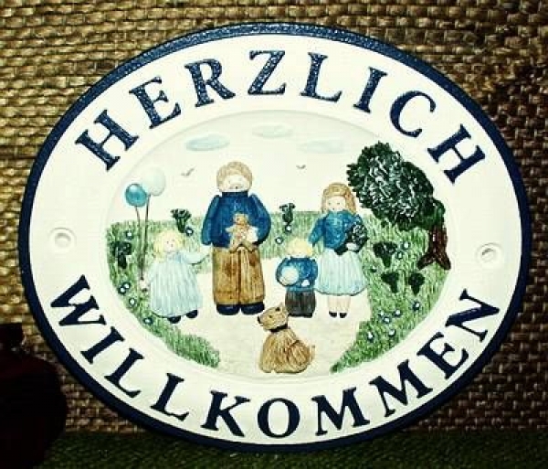 Keramik-Türschild mit festem Text HERZLICH WILLKOMMEN  – Relief mit blauem Rand – Familie mit Hund – 18 x 15,5 cm – Handarbeit – Restbestand