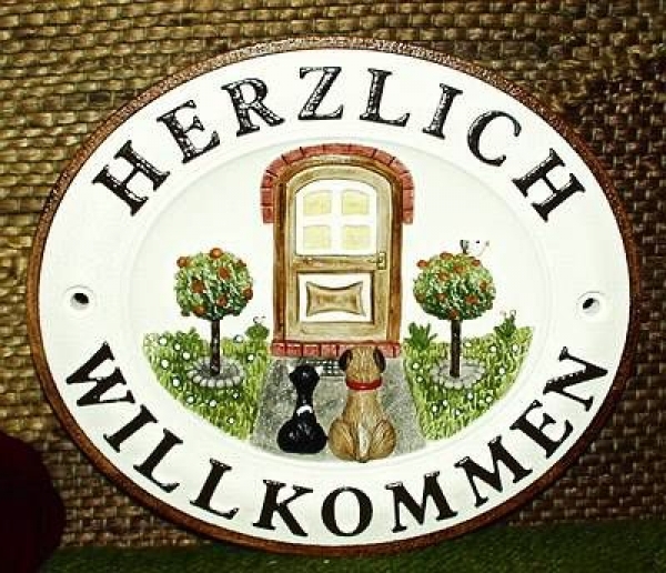 Keramik-Türschild mit festem Text HERZLICH WILLKOMMEN  – Relief mit braunem Rand – Eingang mit Hund und Katze – 18 x 15,5 cm – Handarbeit – Restbestand