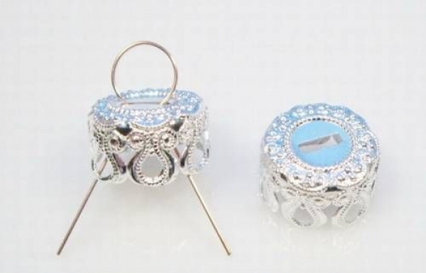 Kappen und Drahtbügel für Kugeln und Ostereier m 12-Set - Kappe 16 mm - Bügel-Öse 8 mm – Kappe silberfarben – Drahtbügel verkupfert Kappen und Drahtbügel für Kugeln und Ostereier m 12-Set - Kappe 16 mm - Bügel-Öse 8 mm – Kappe silberfarben – Drahtbügel verkupfert