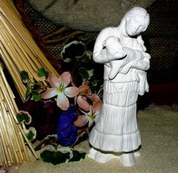 Indianerin mit Lamm aus Keramik – 19,4 cm hoch – Handarbeit – Unikat