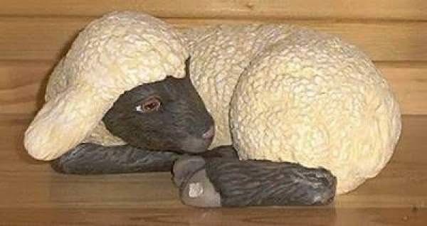 Lamm – Schaf – schlafend – 25 cm lang - Schrühware