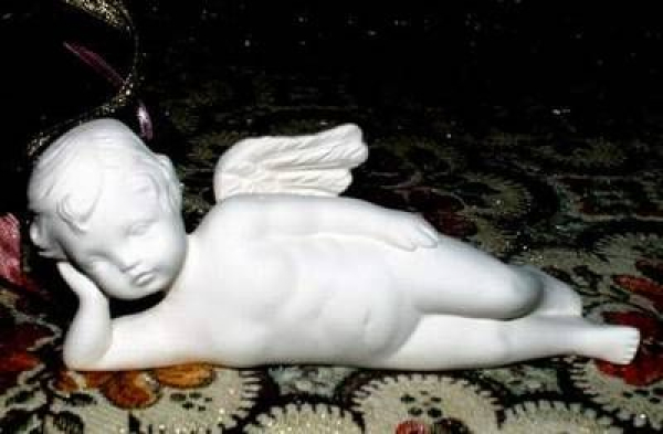 Putte klein – seitlich liegend - 10,2 cm lang – Schrühware