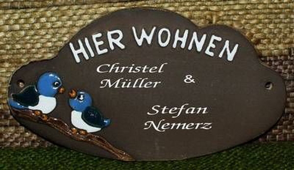 Keramik-Türschild – Vogelpaar – HIER WOHNEN (fester Text) – 17 x 9 cm – Schriftfeld dunkelbraun – Handarbeit