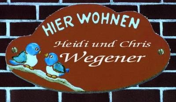 Keramik-Türschild – Vogelpaar – HIER WOHNEN (fester Text) – 17 x 9 cm – Schriftfeld terracotta  – Handarbeit