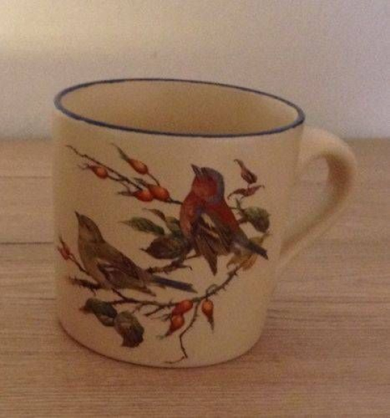 Keramik-Tasse  - Becher mit Wunschname – Motiv: 1 x Wintervögel / Clafinch