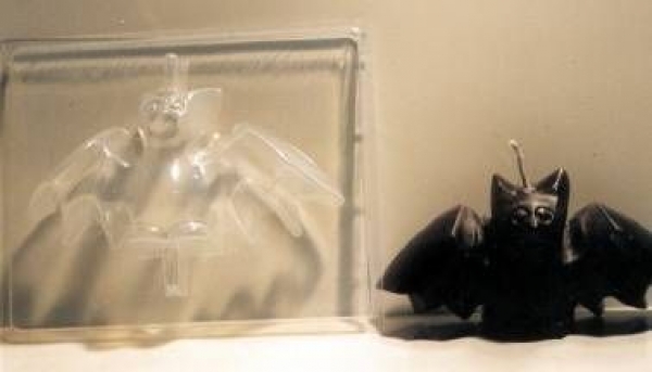 Kerzenform -  Fledermaus - 8 cm hoch - 15,5 cm breit
