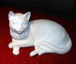 Katze liegend - 30 cm lang - Schrühware