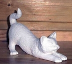 Katze - sich streckend – 23 cm lang - Schrühware