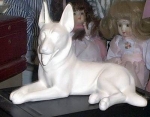 Liegender Schäferhund – groß – 25 cm lang - Schrühware