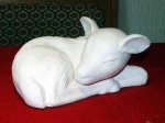 Reh schlafend – 22,5 cm lang – Schrühware