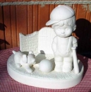Spieluhr - Junge mit Kappe 20 cm hoch - auf Basis 28 cm breit - mit Zaun 20 cm lang - mit Hund und Ball - Schrühware