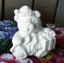 Kalenderbär – Dezember – mit Päckchen und Zuckerstange – 8 cm hoch - Schrühware