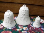 Glocken im 3er-Set mit Zapfenmotiv – 8, 13 und 16 cm hoch – Schrühware