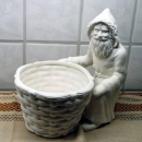 Knieender Weihnachtsmann mit Korb – Schrühware