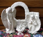 Engelpaar mit Jesuskind in der Krippe mit Mauerbogen - Bisque - bis 35 cm