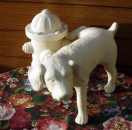 Großer pinkelnder Hund - 35 cm lang - 24 cm hoch - mit Hydrant 28 cm lang– Schrühware