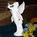 Elfe – stehend - eine Hand im Haar – 33 cm hoch – Schrühware